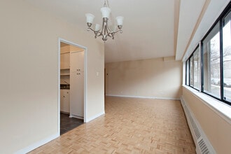 Building Photo - 5745 Ch De La Côte-Saint-Luc