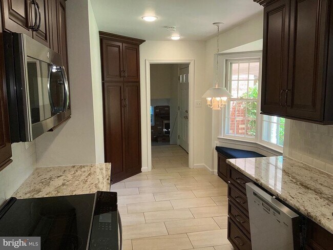 Building Photo - 4701 Red Fox Dr