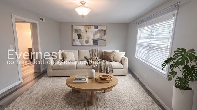 Building Photo - 3 Bed/1.5 Bath Town Home with Modern Amenities / Pet-Friendly / Available Now!