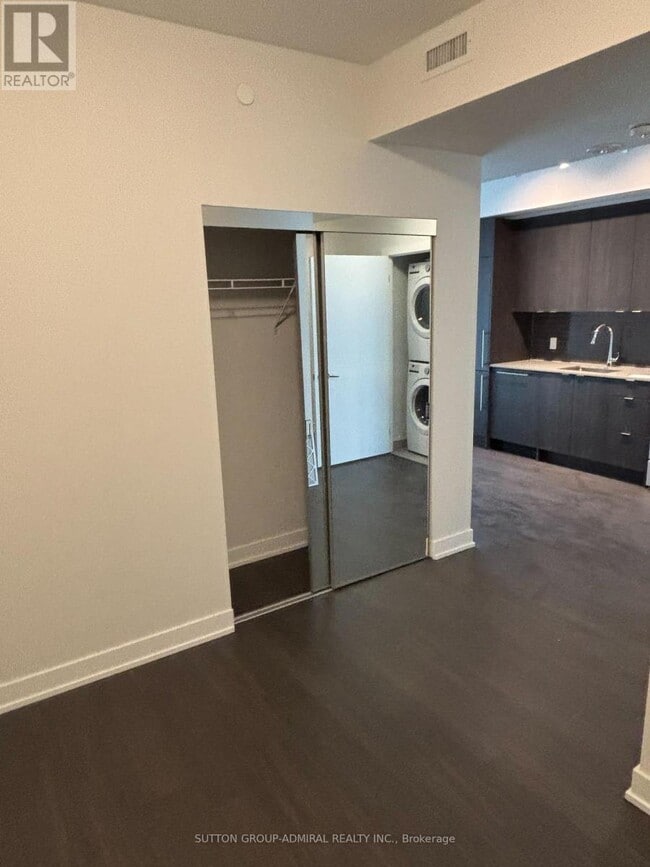 Photo du bâtiment - 4130 Parkside Village Dr