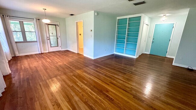 Building Photo - Old Time Charmer in NW Area!