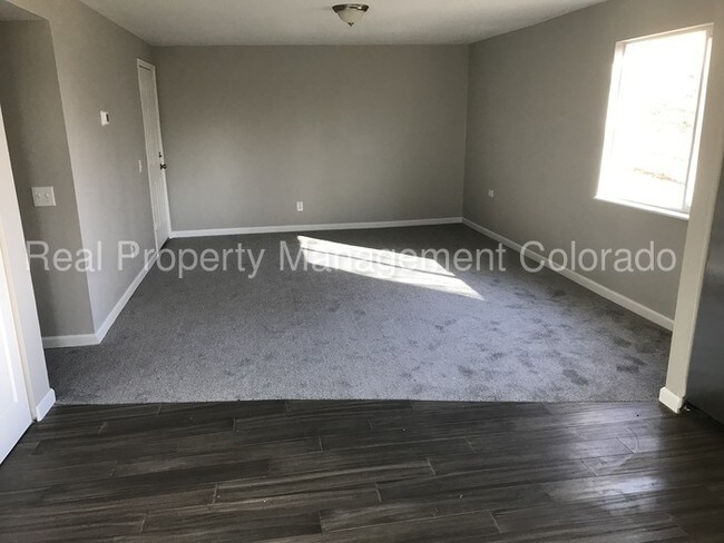 Building Photo - Stunning duplex in Westminster!
