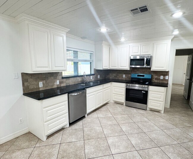 Foto del edificio - 310 W Pineshadows Dr