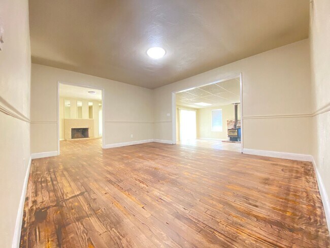 Foto del edificio - 3 Bedroom Home with a Huge Backyard