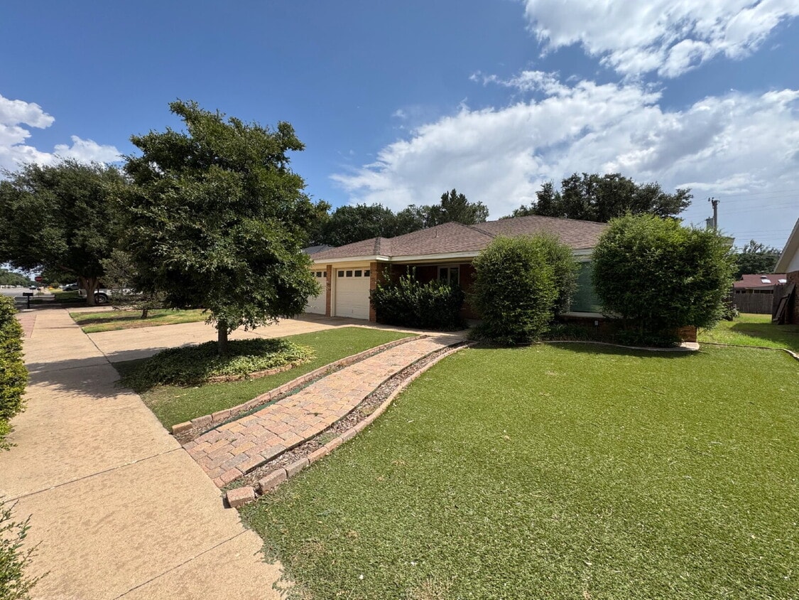 Foto principal - "Spacious 3-Bedroom with 2 Full Baths in P...
