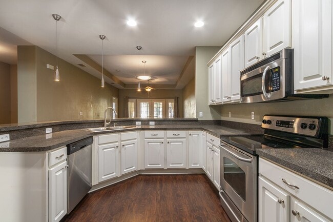 Building Photo - Luxury Living in The Villas of West End – ...