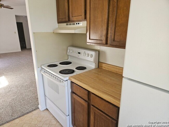 Building Photo - 2/2 Duplex