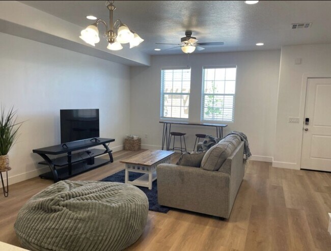 Foto del edificio - End Unit! 3 Bedroom House for Rent