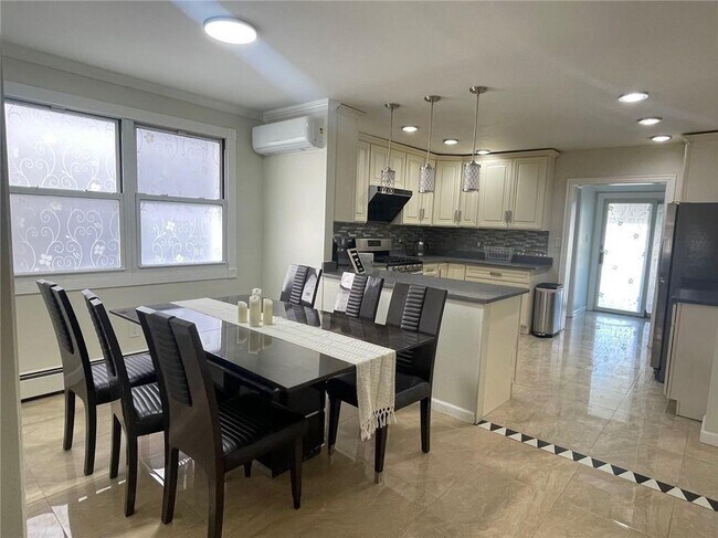 Foto del edificio - 1755 E 35th St