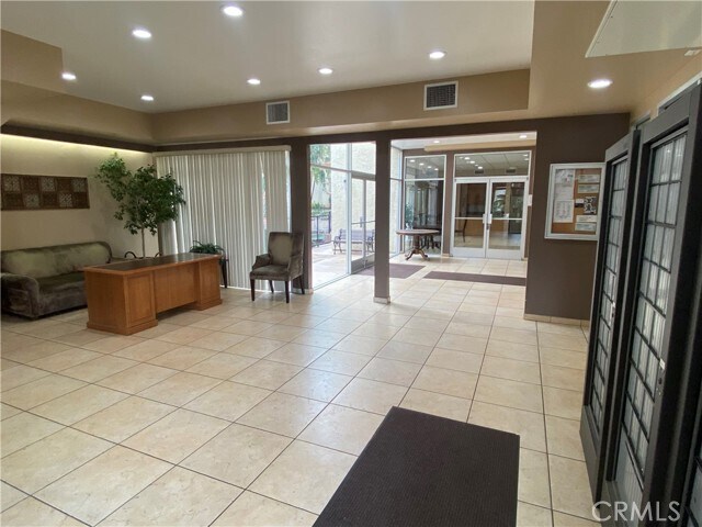 Foto del edificio - 5325 Newcastle Ave