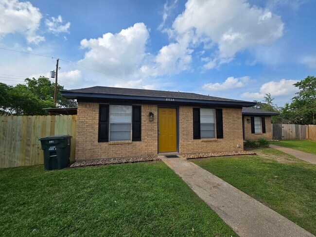 Foto del edificio - Remodeled 2 Bed 1 Bath Duplex for Lease!!