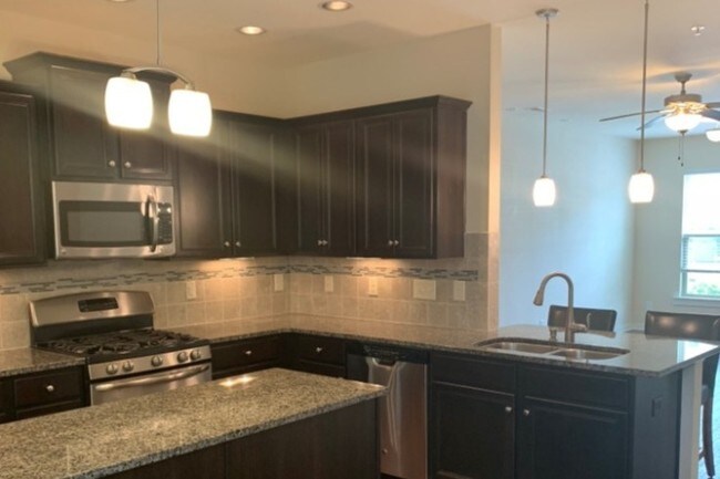 Cocina semiabierta - 7875 Allscott Way