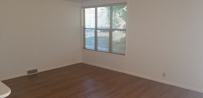Foto del edificio - 1313-1315 NE Harvey Road