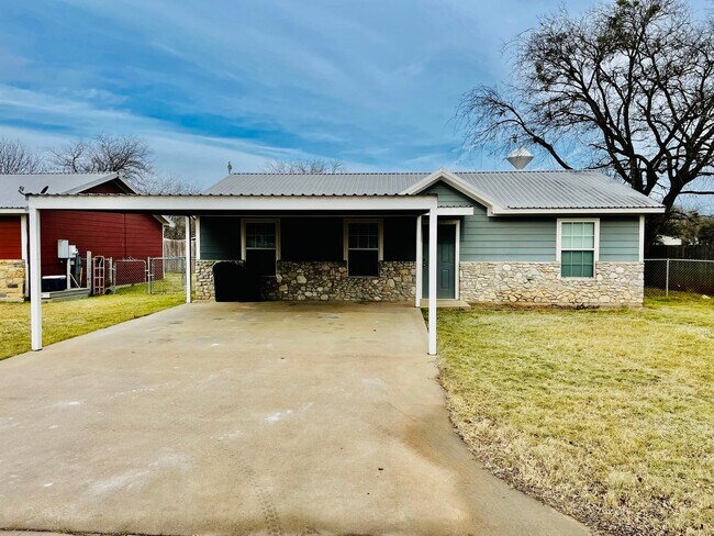 Foto del edificio - 502 N Cleburne Whitney Rd