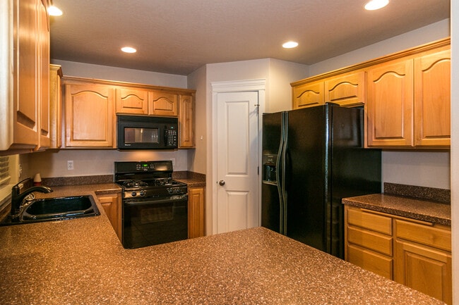 Building Photo - Wonderful 3-Bedroom,  2.5-Bath Home With Beautiful Primary Suite