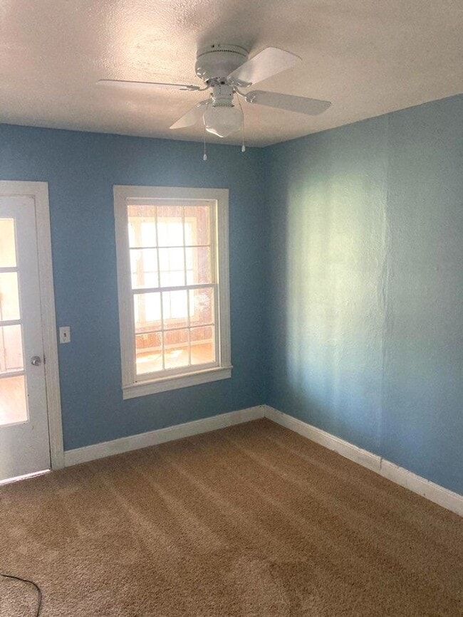 Building Photo - ZERO APPLICATION FEE FOR THIS RECENTLY UPDATED HOME!