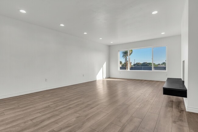 Photo - 1621 W 122nd St House