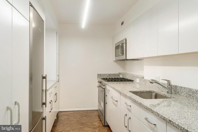 Foto del edificio - 2700 Virginia Ave NW