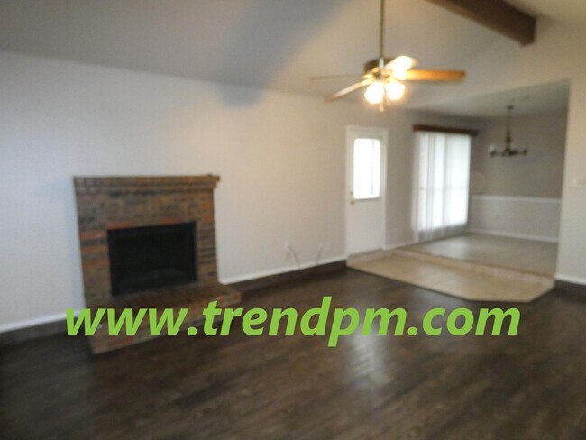 Building Photo - Updated 2 bedroom/2 bath townhome with 1 c...