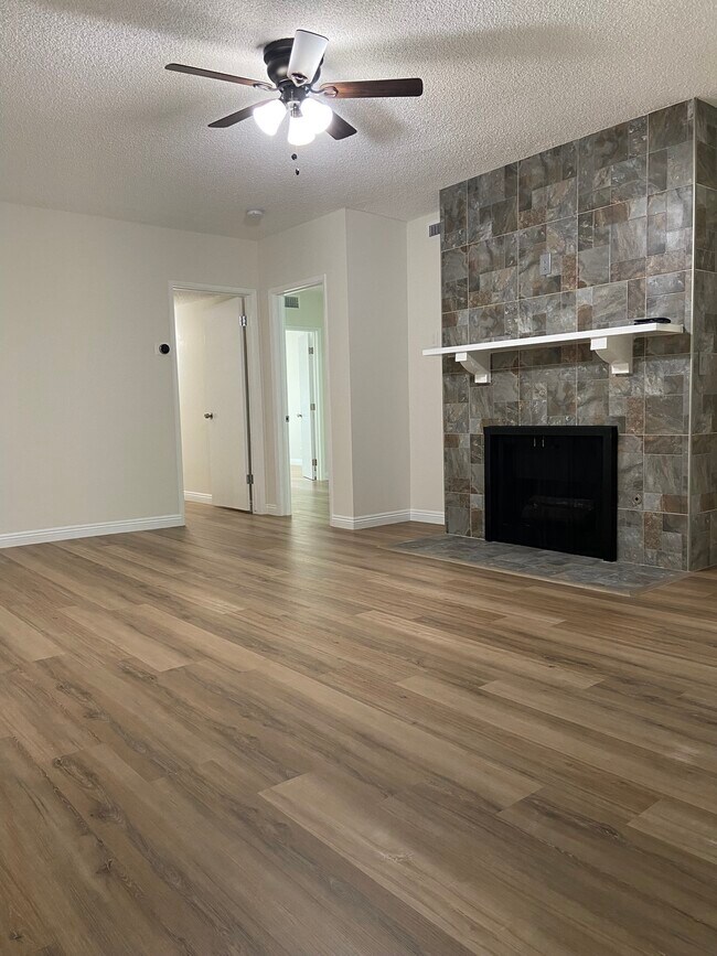 sala de estar - chimenea - 1161 W Duarte Rd