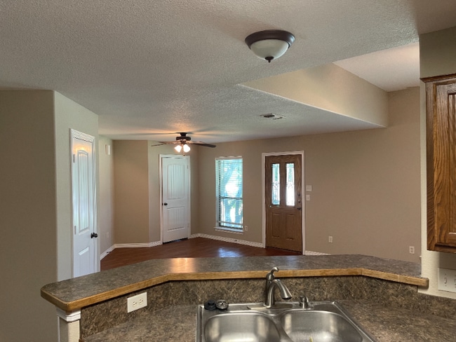 Building Photo - 600 Hilltop Dr