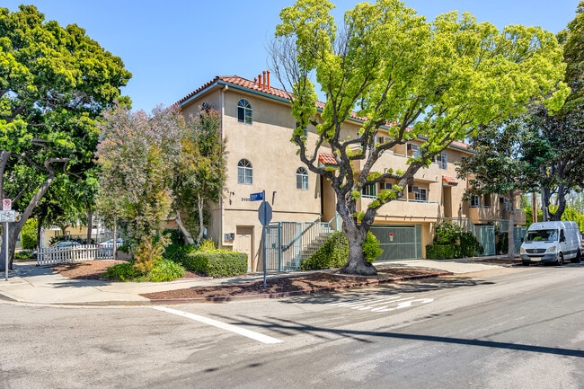 Building Photo - 2400 Walnut Ave