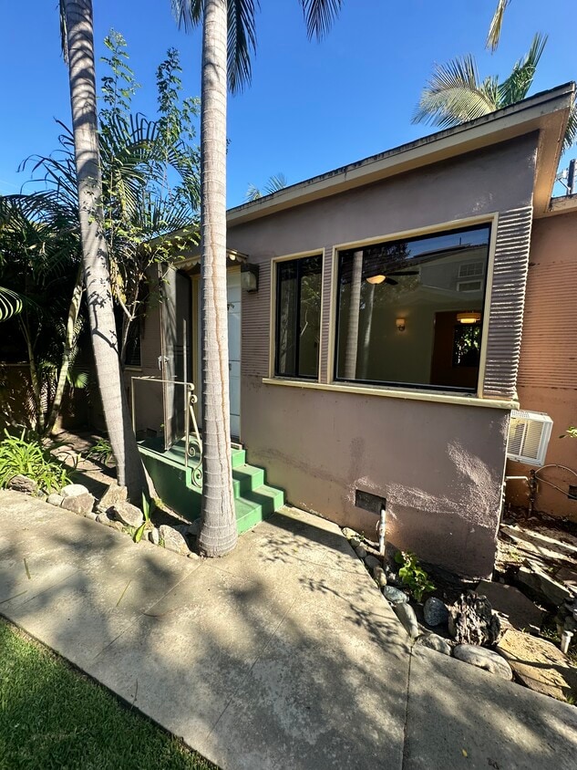 Foto principal - 2538 1/2 Military Ave