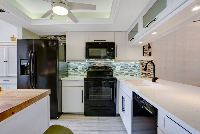 Building Photo - 285 Naples Cove Dr