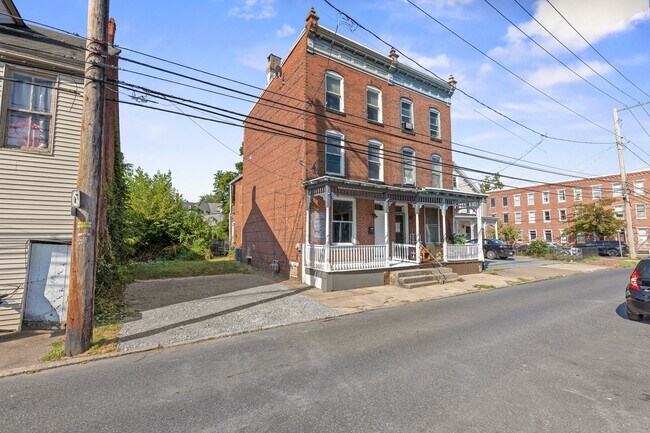 Foto del edificio - Spacious 4 Bedroom Single Family on Susquehanna St with Off Street Parking