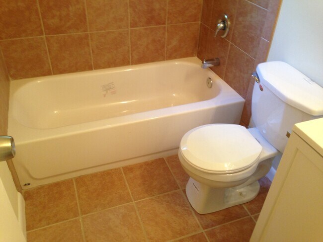 Bath 2 - 1013 Dumbarton Rd