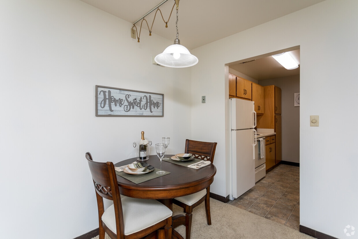 Briarwick Apts - 9050 W Waterford Sq S Greenfield, WI 53228 ...