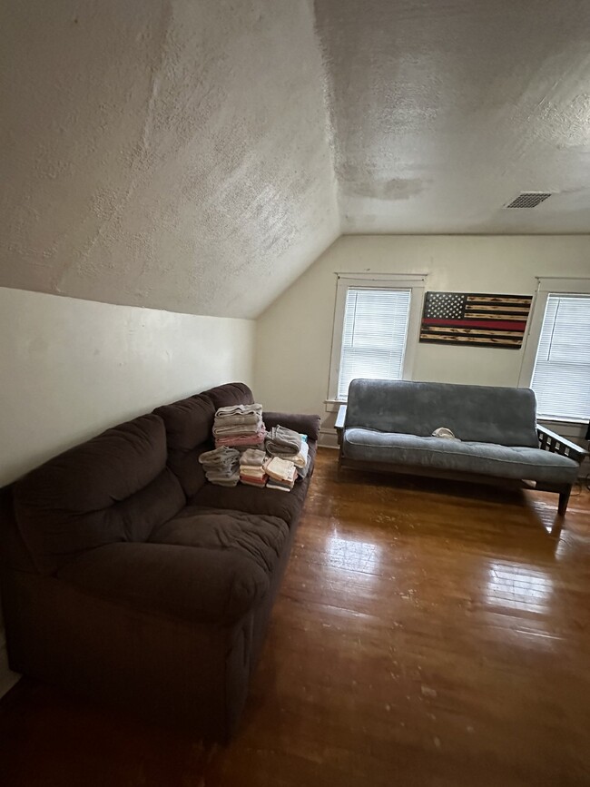 Building Photo - Perfect 2 bed 1 bath near UWEC! Available ...