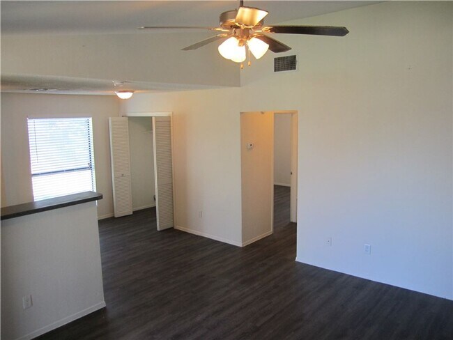 Foto del edificio - 2213 Yellow Jacket Ln