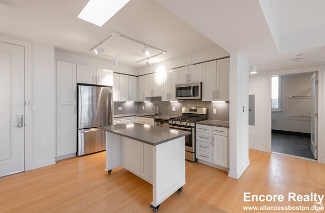 Building Photo - 77 New St