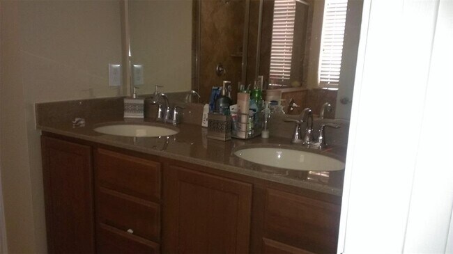 Foto del edificio - 14308 Lake Victor Dr