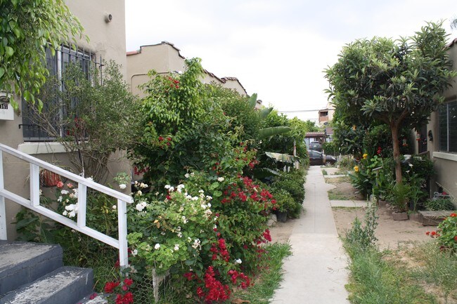 Building Photo - 4167 Oakwood Ave