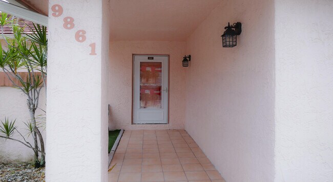 Foto del edificio - 9861 Three Lakes Cir