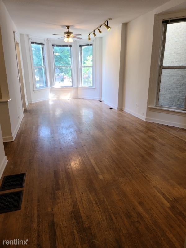 Building Photo - 1039 W Wolfram St