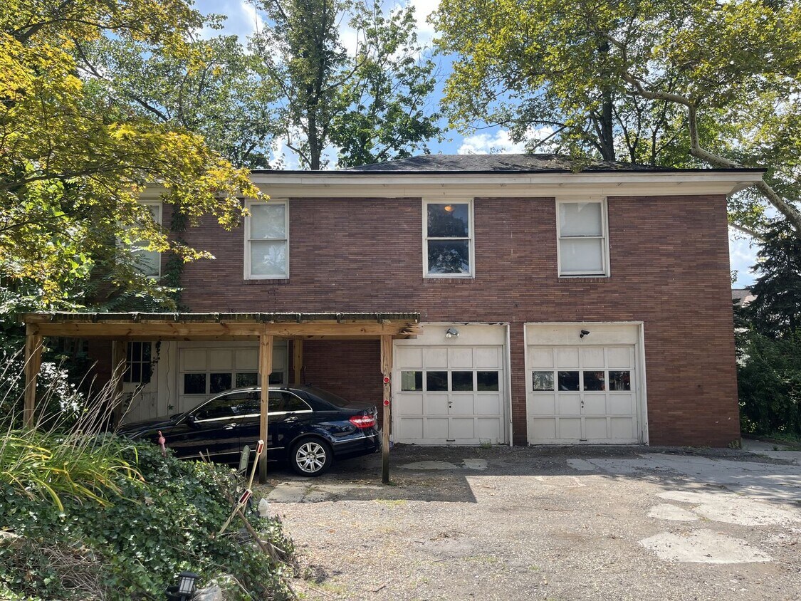 Foto principal - 2BR Carriage House Behind 200 Maple Ave – ...