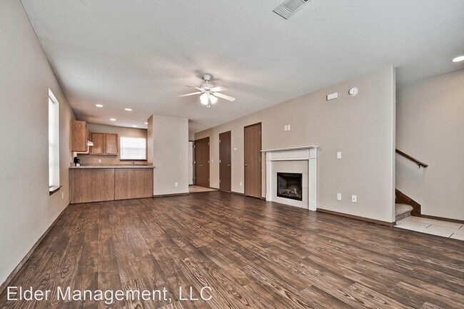 Foto del edificio - 2215 Hidden Lake St