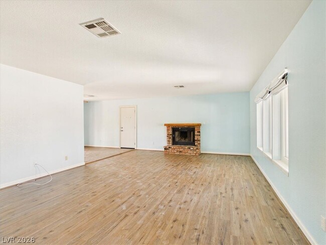 Building Photo - 881 E Calvada Blvd