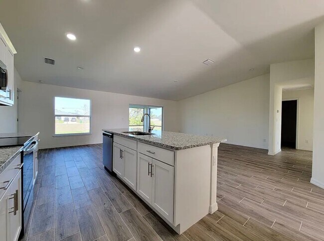 Foto del edificio - Modern & Spacious 4 Bed, 2 Bath Home COMIN...