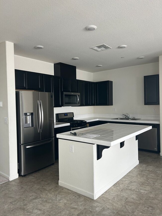 Foto del edificio - Beautiful Natomas Home