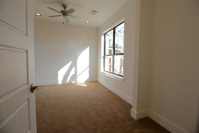Building Photo - 5129 Elysian St