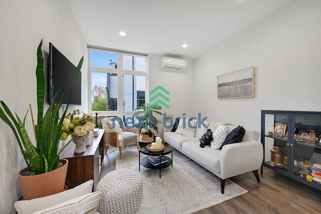 Foto del edificio - 2 BED & 2 BATH TOWNHOUSE FOR RENT