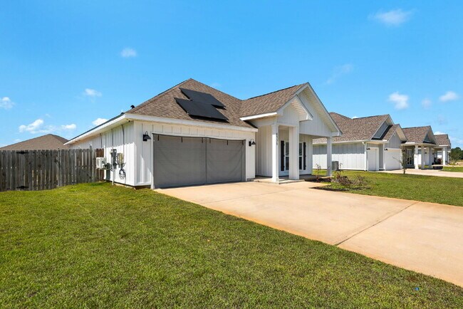 Foto del edificio - "Charming 4-Bed Oasis with Granite Touches in Gulf Breeze – Solar Panels !"