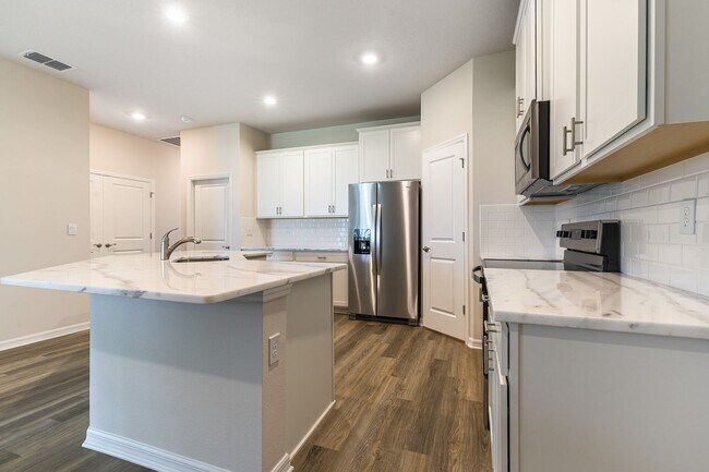 Building Photo - Available April 2026 - Turn Key Furnished ...