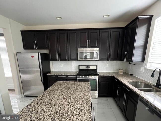 Building Photo - 608 Victorianna Dr
