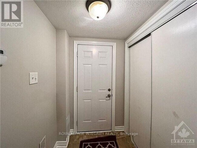 Photo du bâtiment - 3881 Strandherd Dr