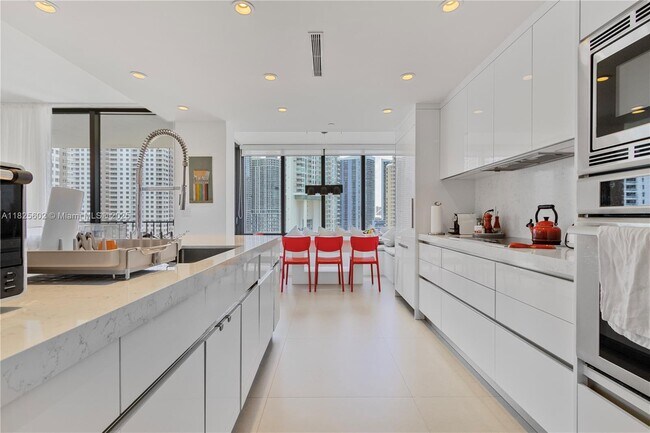 Building Photo - 520 Brickell Key Dr